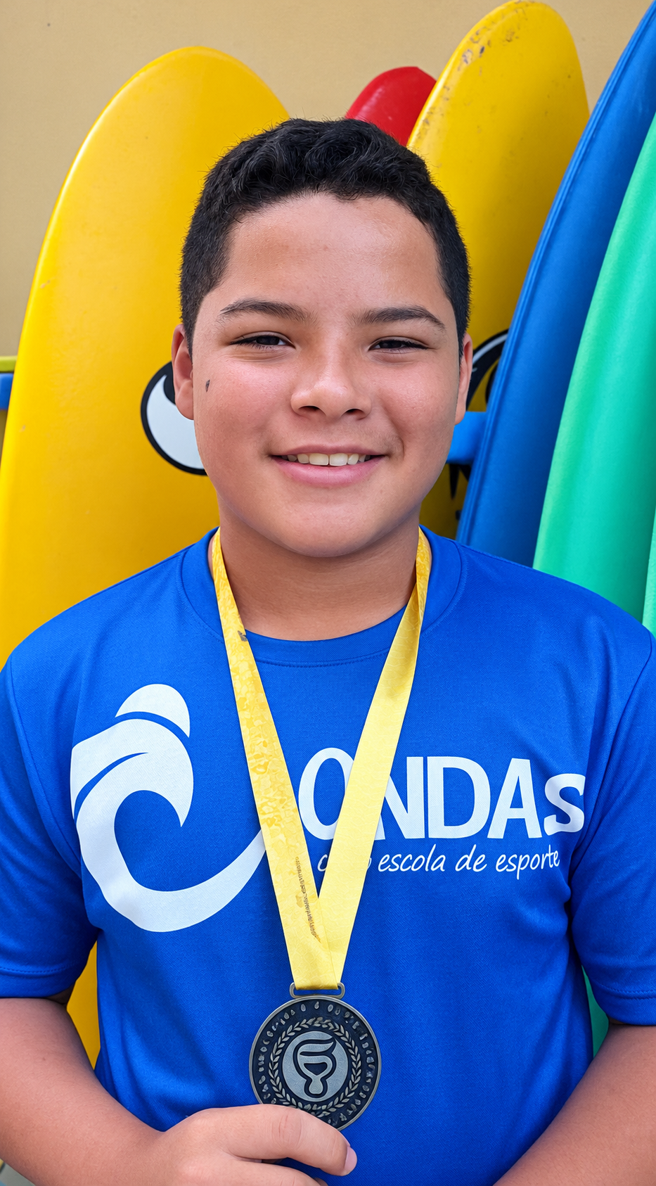 Aluno Otavio com a medalha